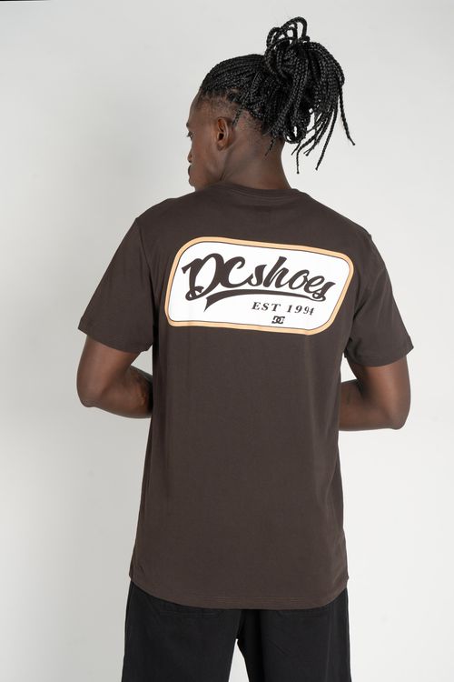 Camiseta DC Shoes M/C Timely Marrom Escuro